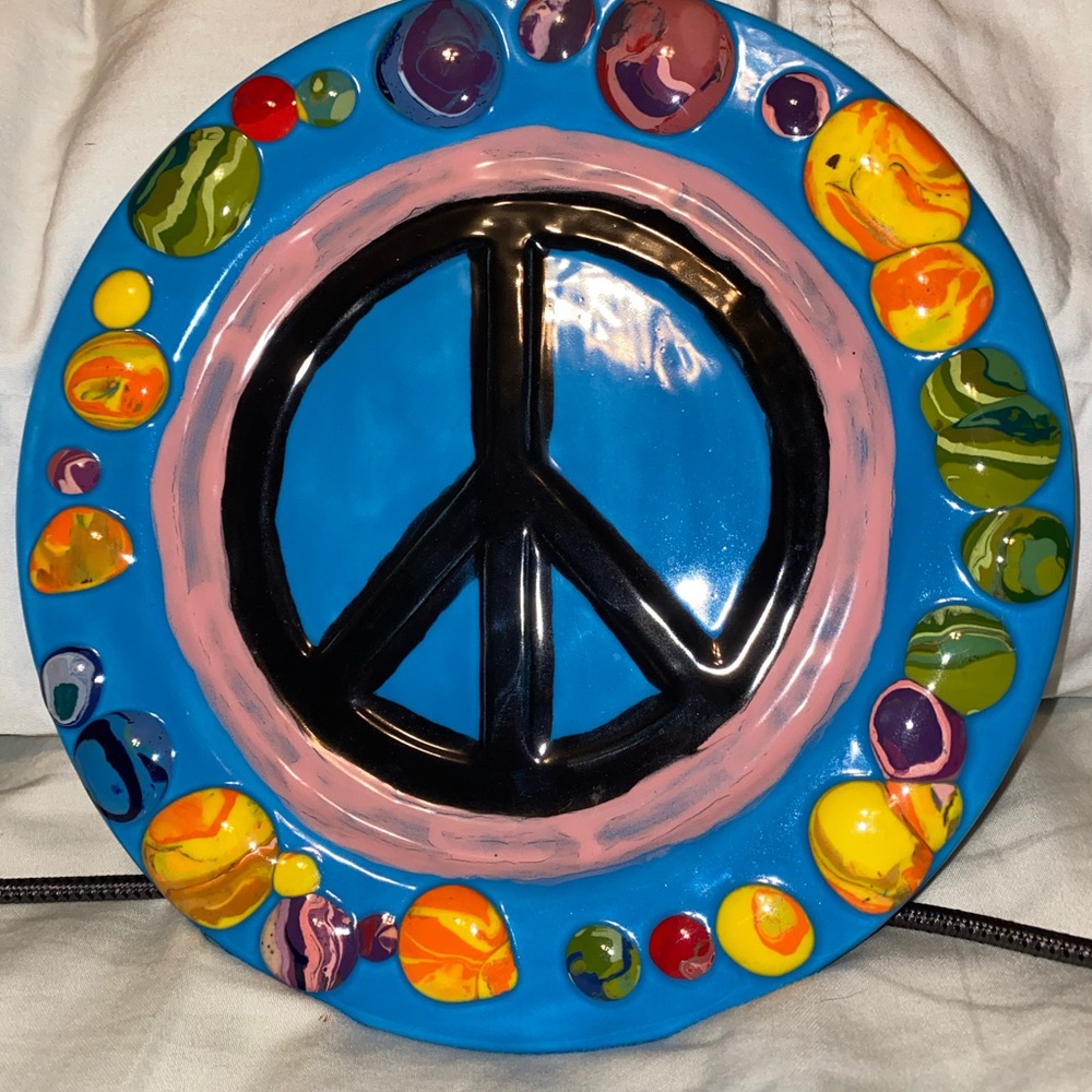 Hand painted clay peace sign plate - Picture 5 of 5